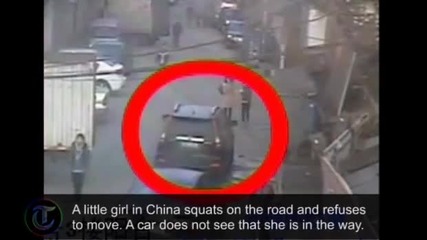 Cctv улавя спасяване на китайско момиче от под колата, след като е било прегазено