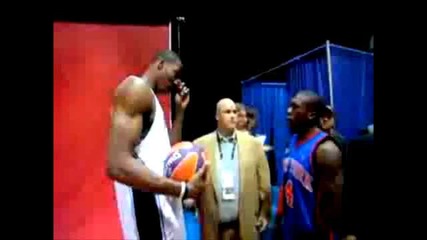 Dwight Howard изнервя Nate Robinson 