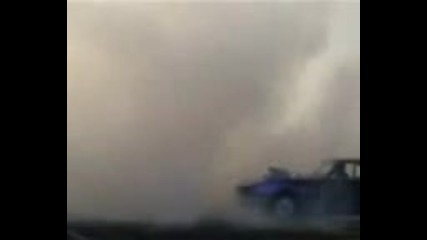 изродско Camaro прави Burnout