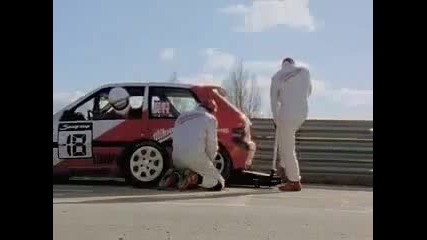 Смяна на гума по време на рали. 