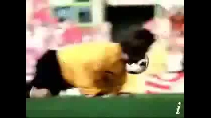 Най - Малкия футболист бебе вкарва гол 