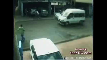 Кола отнася пешеходец. 