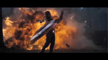 Стив Роджърс си хвърля щита във филмите Капитан Америка 1 и 2 (2011-2014) и Отмъстителите (2012)