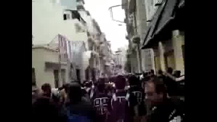Феновете На Паок По Улиците На Крит