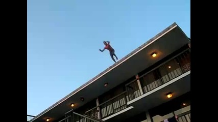 Пич скача от покрива на хотел в басейн