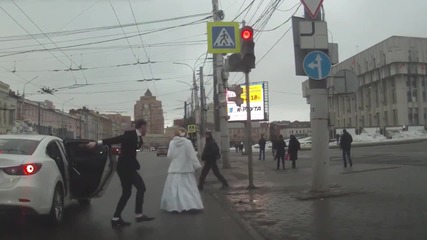Руска булка изостави младоженеца насред пътя, миг преди сватбата
