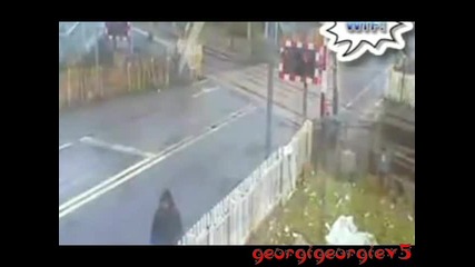 Майка с количка с дете се разминава по късмет с кола