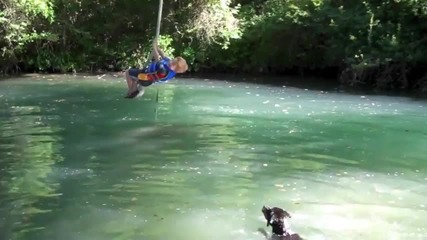 Куче бута дете във водата !!!