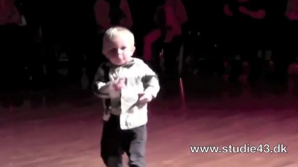 2 годишно момченце танцува изумително!