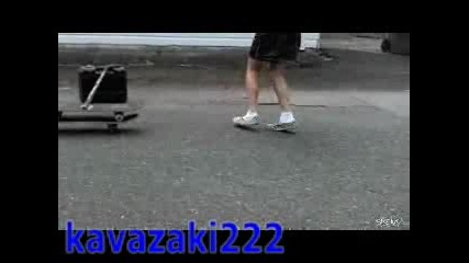Момиче се мъчи да скача със скейтборд 