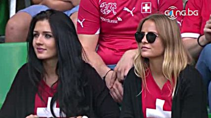 Симпатични фенки красят трибуните в Сент Етиен