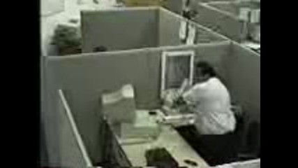 Мъж си чупи копютара ... xa - xa - xa - xa - xa .. 