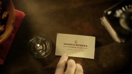 Джесика Джоунс гледа визитка на Мат Мърдок и Фоги Нелсън