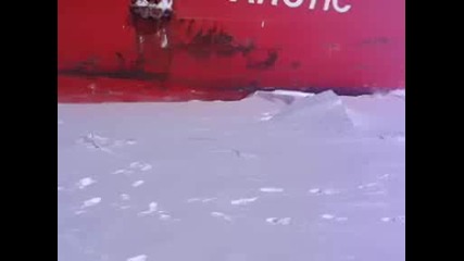 кораб минава през лед