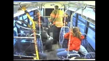 Гледай какво става с хората в автобус по време на удар отзад 