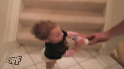 Бебе пада по стълби * Смях * 