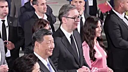 В Белград посрещнаха китайския президент с хора на летището