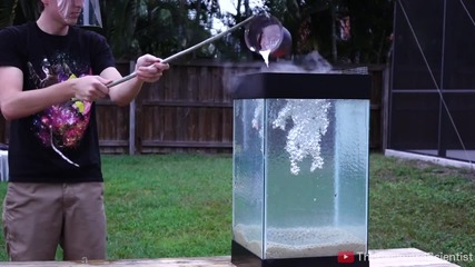 Наливане на разтопен алуминий в аквариум, пълен с вода и топчета