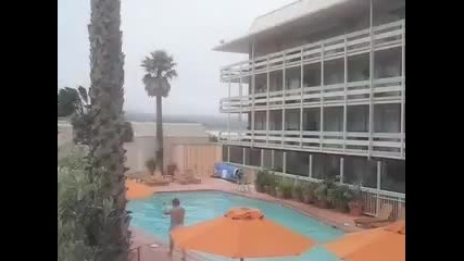 Скок в басейн от терасата на хотел 