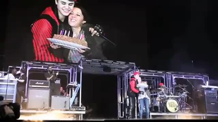Justin Bieber пожелава рожден ден на майка си на сцената в Берлин 02.02.2011