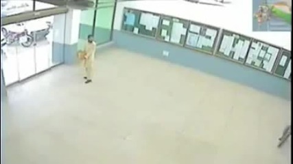 Смях - Човек счупва автоматична врата