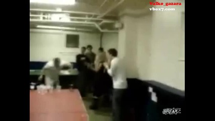 Девойка нокаутира младеж