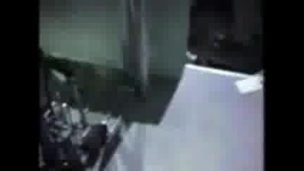 Танцуваща Мацка Пада...