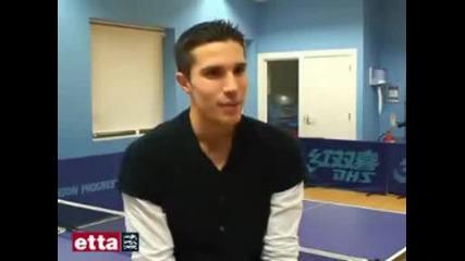 Ван Перси Играе Тенис На Маса