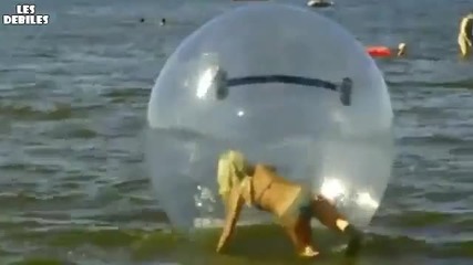 Блондинка се къпе в морето с огромен балон!