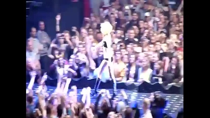 Lady Gaga Пада На Сцената 