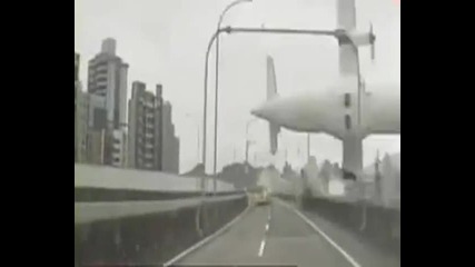 Катастрофата на самолета на Transasia в Тайпе, ударът в моста по време на падането