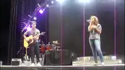 Demi Lovato performing Catch me with Nick Jonas in Montreal 09042010 