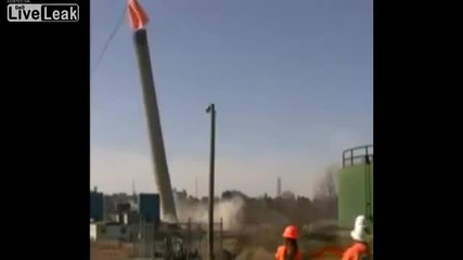 Опасно събаряне на голям комин