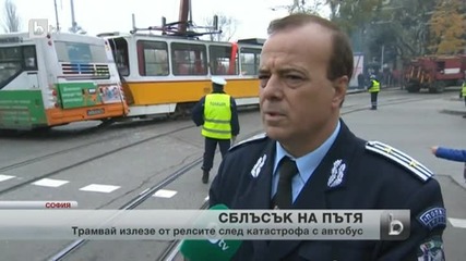 Тежък сблъсък между трамвай и автобус в центъра на София
