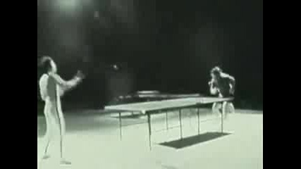Брус Лий играе пинг понг с нунджако 