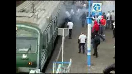 Футболни фенове трошат влак