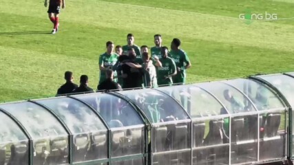 Бурната радост на скамейката на Хебър след гола на Марсел