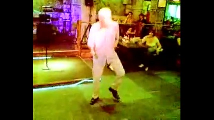 Дядо танцува на Lady Gaga 