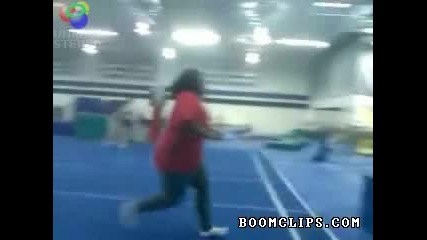 Пълна жена опитва да скочи през кръг 