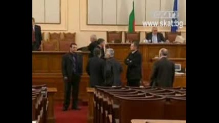 Екшън В Парламента - Р. Петков Бе Изгонен