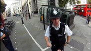 Полицай спира велосипедист но се обърква