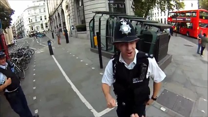Полицай спира велосипедист но се обърква