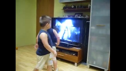 Близнаци танцуват на Michael Jackson 2