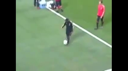 Роналдиньо унижава съотборник по време на подгряване