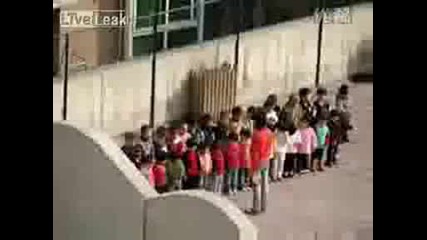 Брутално!учителка Бие Учениците Си! 