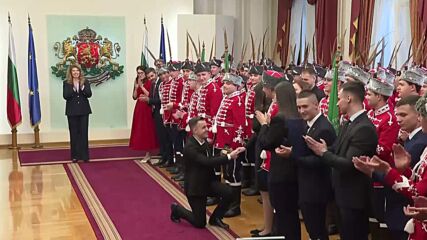 Предложение за брак пред президента: Доброволци в гвардейски отряд се сгодиха