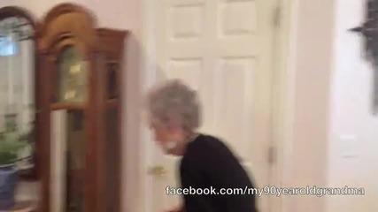 90 годишна баба танцува в памет на Уитни Хюстън