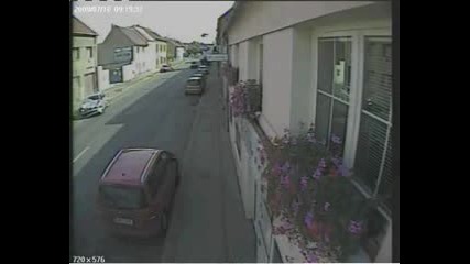 Bmw с автоджигит се блъска в спряла кола!