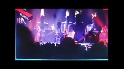 За първи път на живо !! Rihanna - Russian roulett live 16.11.2009 