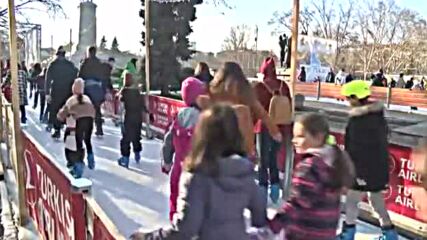 Малки и големи на ледена пързалка в София в слънчевия декемврийски ден